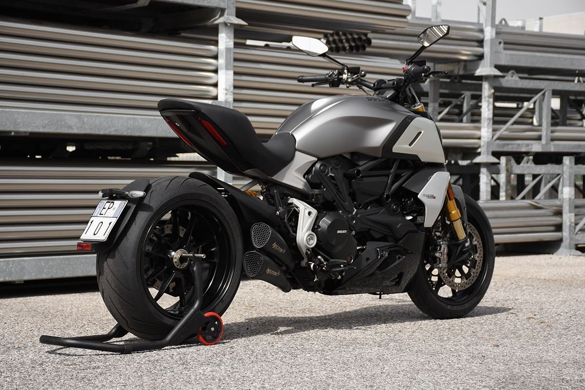 HYDROFORM SHORT R BLACK|マフラー装着車両・全体